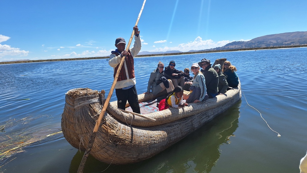 Familiereis Peru: gezin op een rieten boot op het Titicacameer.