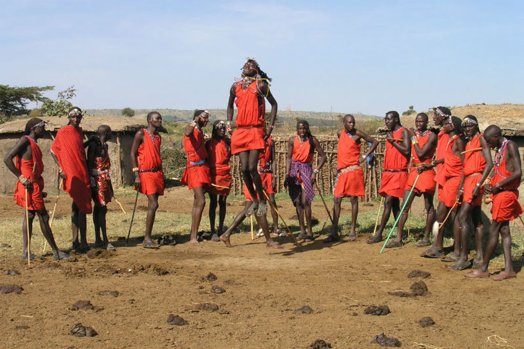 Traditionele Masai-dans in Kenia tijdens groepsrondreis Kenia, Tanzania en Zanzibar.