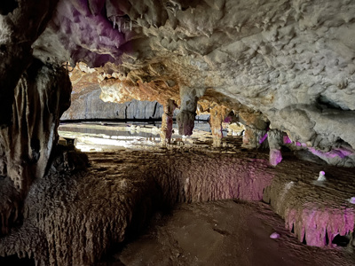 Verlichte druipsteengrot met stalactieten en stalagmieten tijdens de 20-daagse reis Amalfikust, Cilento en Sicilië.