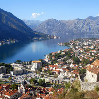 Uitzicht over de baai van Kotor met oude stad en kerk, omringd door bergen tijdens een groepsrondreis Balkan.