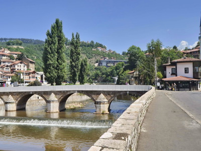 Historische stenen brug over de rivier in Sarajevo, Bosnië en Herzegovina, tijdens de Route Balkan.