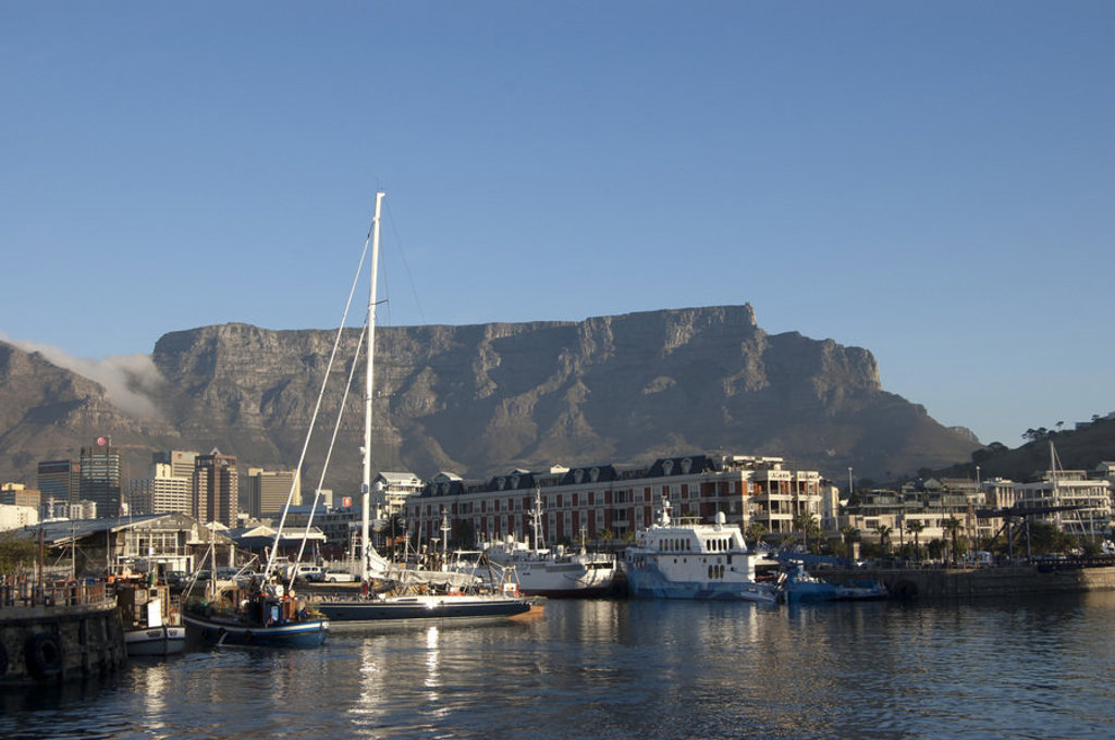 Uitzicht op de V&A Waterfront in Kaapstad met Table Mountain op de achtergrond.