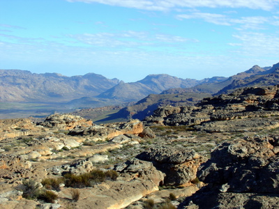 Rotsachtig berglandschap in de Cederberg, op de overlandroute van Kaapstad naar Victoria Falls.