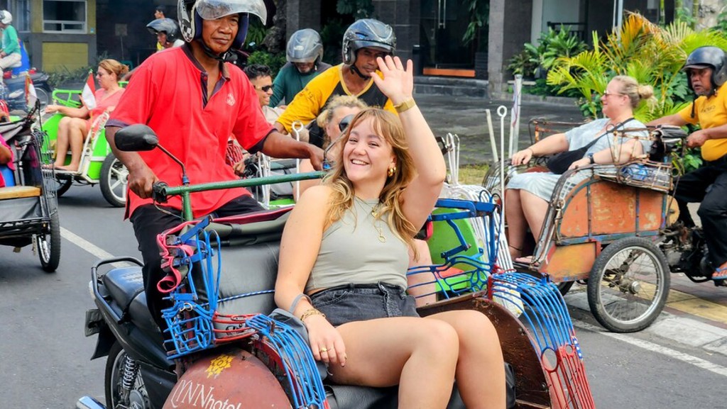 Reiziger in een becak in Indonesië tijdens een 22-35ers rondreis Java en Bali.