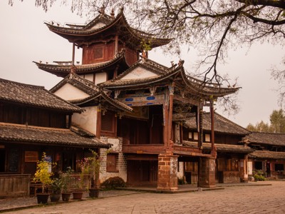 Traditionele Chinese poort en houten gebouwen in een historische stad, Route China 32 dagen.