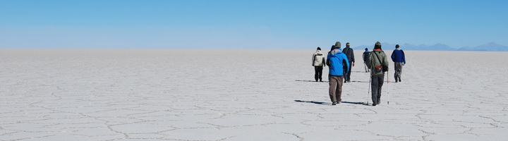 Wandelaars op de zoutvlakte Salar de Uyuni in Bolivia tijdens een familiereis.
