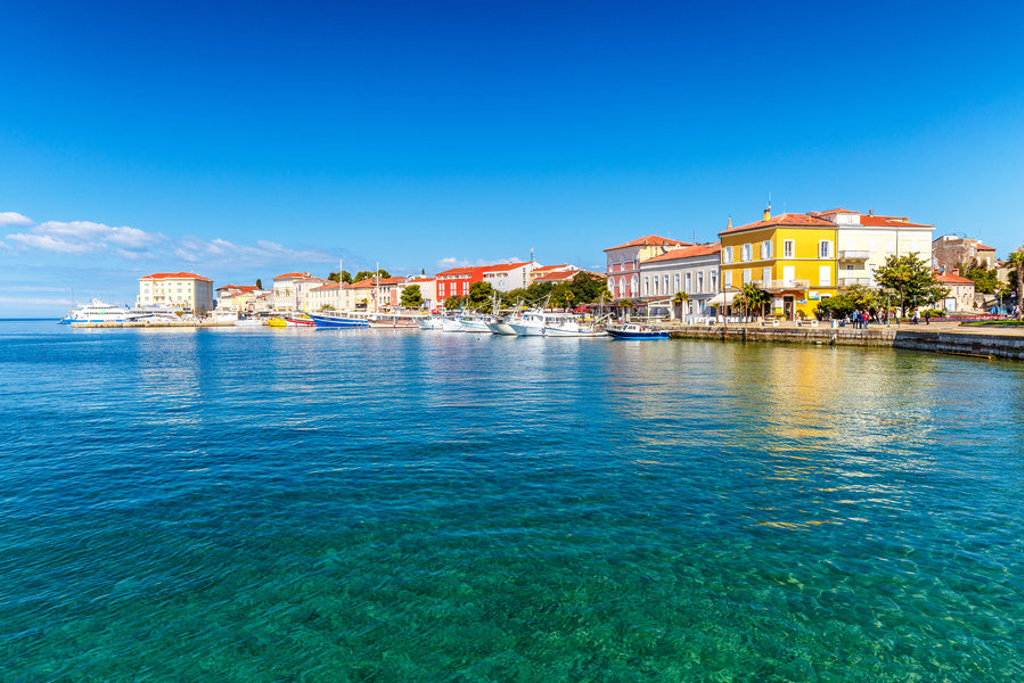 Haven met kleurrijke huizen en jachten aan de Adriatische kust in Kroatië tijdens groepsrondreis Italië & Kroatië.