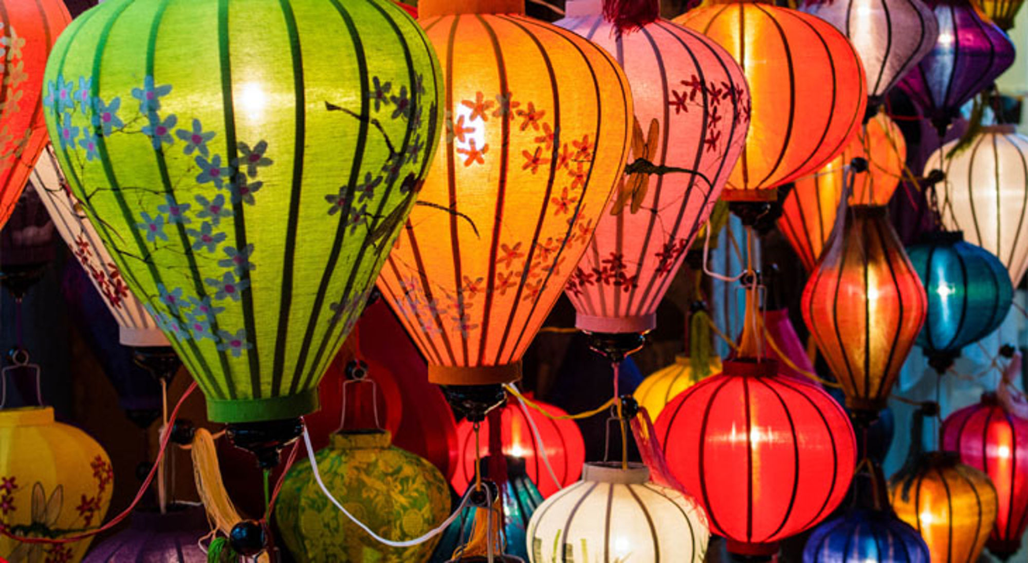 Traditionele lampen Hoi An Kleurrijke Vietnamese lampionnen in diverse vormen, hangend op een markt.