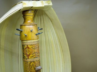 Close-up van een traditionele snaarinstrument met bamboe klankkast tijdens de route Timor, Sumba & Bali (22 dagen).