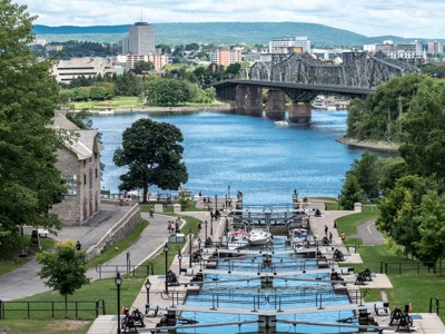 Sluizen van het Rideau Canal met Ottawa River en brug in Ottawa, Oost-Canada.