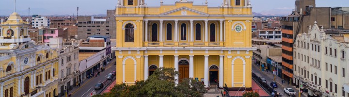 Kathedraal van Chiclayo aan het Plaza de Armas in Noord-Peru, met gele gevel en twee torens.