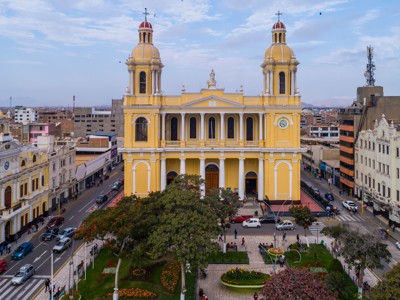Kathedraal van Chiclayo aan het Plaza de Armas in Noord-Peru, met gele gevel en twee torens.