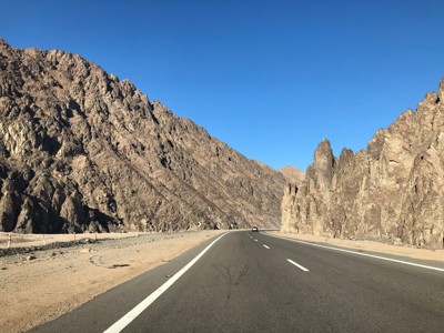 Bergweg door de woestijn tussen rotsformaties in Egypte, Route Egypte dag 14.