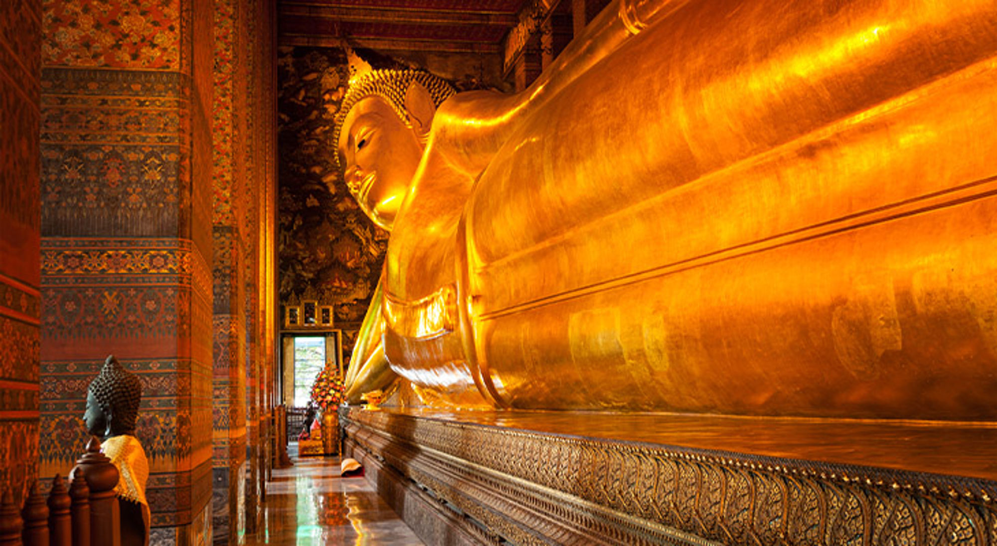 Gouden liggende Boeddha in Wat Pho-tempel in Bangkok, Thailand.