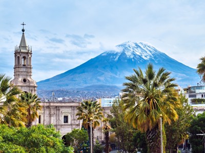 Uitzicht op Arequipa met de kathedraaltoren en de besneeuwde vulkaan El Misti op de achtergrond.