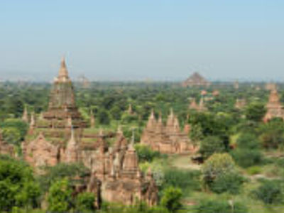 Tempels en pagodes in Bagan, Myanmar, omringd door groen landschap.