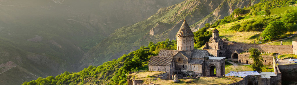 Klooster Tatev in de bergen van Armenië tijdens groepsrondreis Armenië en Georgië.