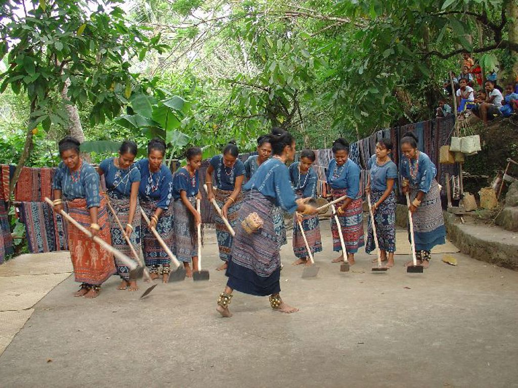 Traditionele dansvoorstelling met vrouwen in klederdracht op de Kleine Sunda Eilanden, Indonesië.