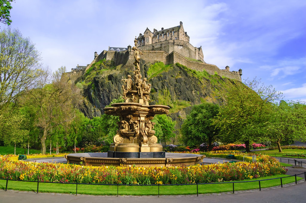 Edinburgh Castle op Castle Rock met de Ross Fountain in Princes Street Gardens, Schotland.