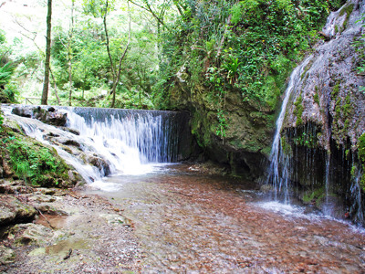 Waterval in een groene kloof in het Cilento-gebied tijdens de 20-daagse route Amalfikust en Sicilië.