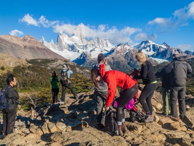 Wandelaars met uitzicht op de besneeuwde Fitz Roy-berg in Patagonië.