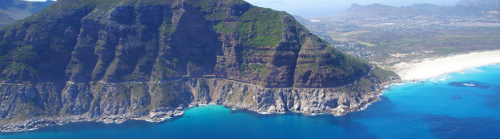 Panoramisch uitzicht op de Chapman's Peak Drive langs de kust bij Kaapstad, Zuid-Afrika.