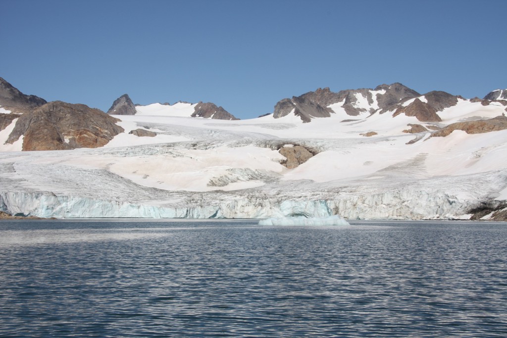 Gletsjer en besneeuwde bergen aan zee in Disko Bay, Groenland.