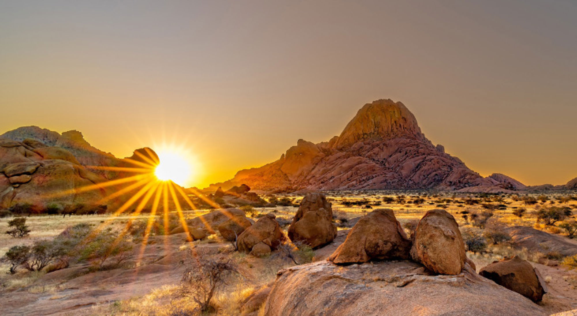 Zonsondergang bij Spitzkoppe en Damaralnd, Namibië Zonsondergang bij Spitzkoppe met granieten rotsformaties in de Namibische woestijn.