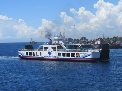 Veerboot op zee bij Java tijdens de route Java en Bali, met haven op de achtergrond.