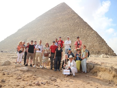 Groepsrondreis Egypte Hoogtepunten: reisgroep bij de Piramides van Gizeh.