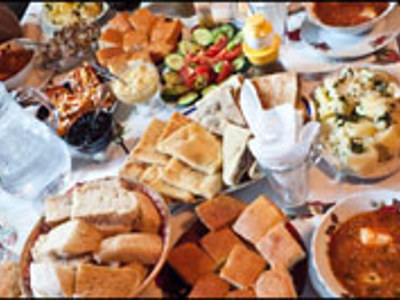 Georgische lunchtafel met brood, salade, kaas en soep tijdens de rondreis Georgië in 10 dagen.