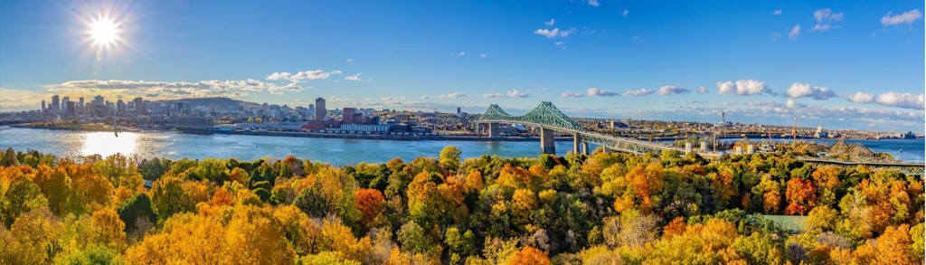 Herfstpanorama van Montréal met de St. Lawrence-rivier en Jacques-Cartierbrug tijdens rondreis Canada oost.