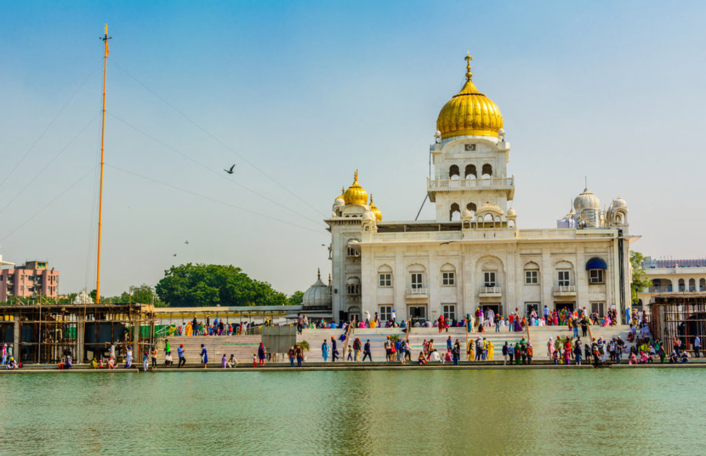 Gouden Tempel in Amritsar met pelgrims langs de waterkant tijdens een 22-35ers reis India.