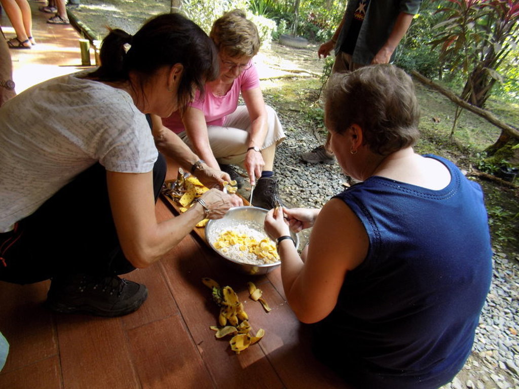 Reizigers bereiden samen een lokale maaltijd met banaan tijdens de groepsrondreis Kalimantan, Sulawesi & Molukken.