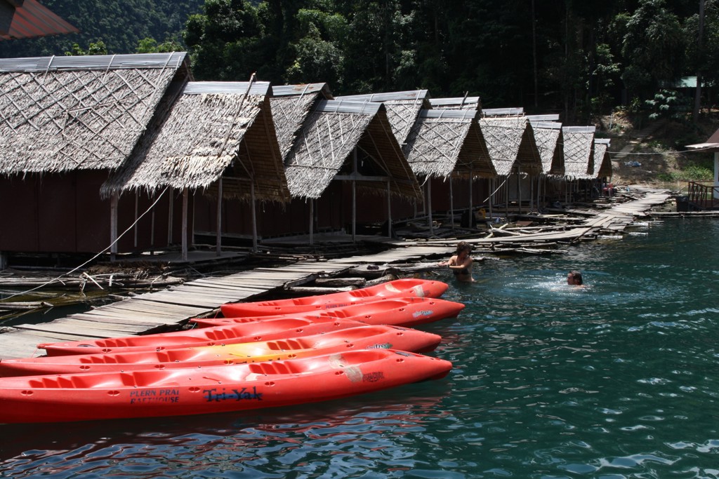 Rode kajaks bij drijvende bungalows op een meer in Thailand, tijdens de groepsrondreis Noord en Zuid Hoogtepunten.