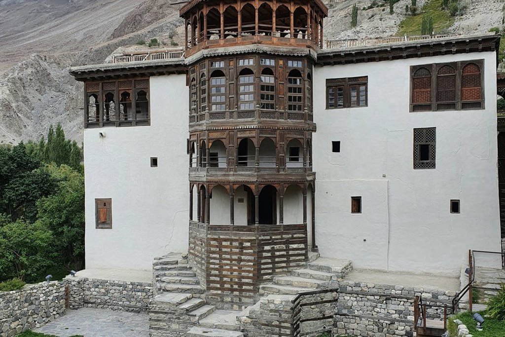 Historisch fort met houten balkon in de Hunza-vallei, Pakistan.