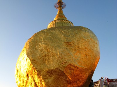 Golden Rock met Kyaiktiyo-pagode in Myanmar, balancerend op een rots.