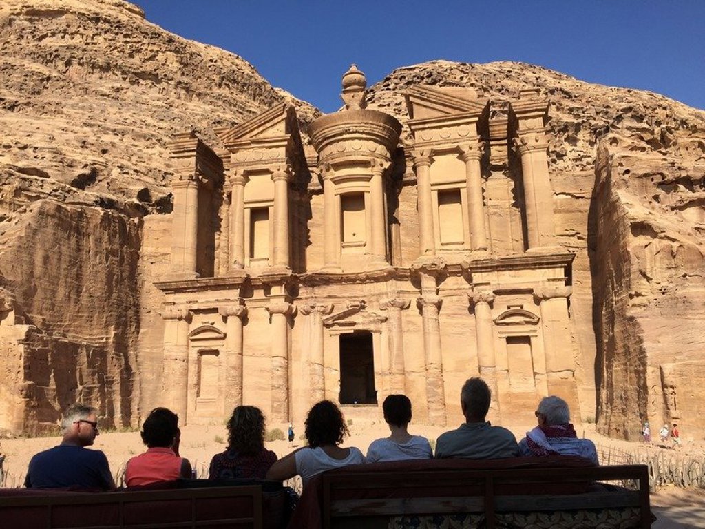 Rotsgraven en zandstenen kliffen in Petra tijdens groepsrondreis Jordanië Hoogtepunten.