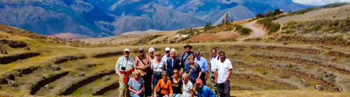 Groepsreis met reizigers in berglandschap, samen op de foto tijdens een rondreis.