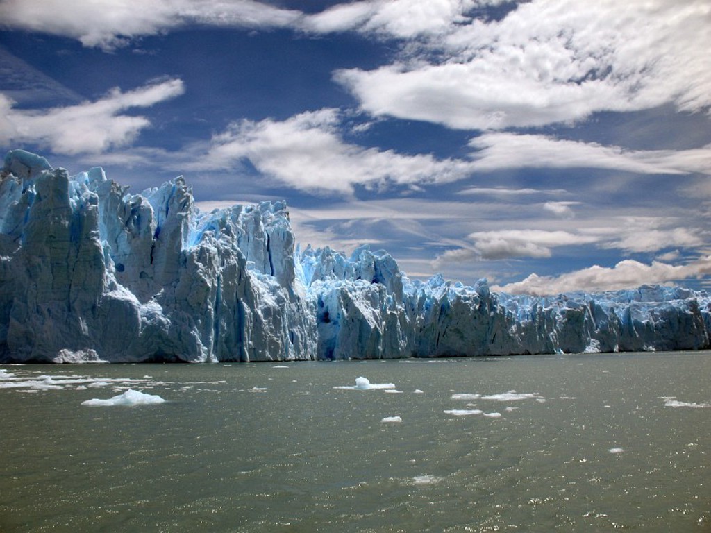 Perito Moreno-gletsjer in Argentinië met ijswanden aan het water onder een bewolkte lucht.