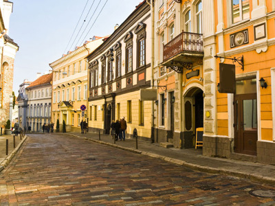 Straat met gekleurde gevels en kasseien in de oude binnenstad van Vilnius, Litouwen, tijdens de Route Baltische Staten.