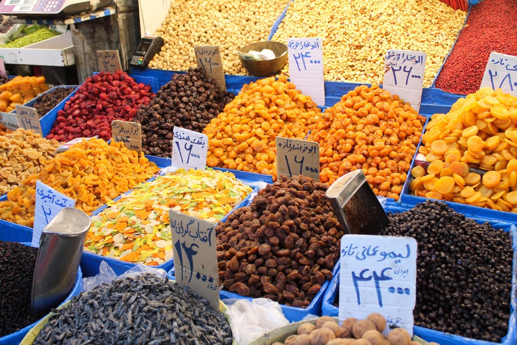 Kleurrijke markt met gedroogd fruit en noten tijdens een rondreis door Iran.