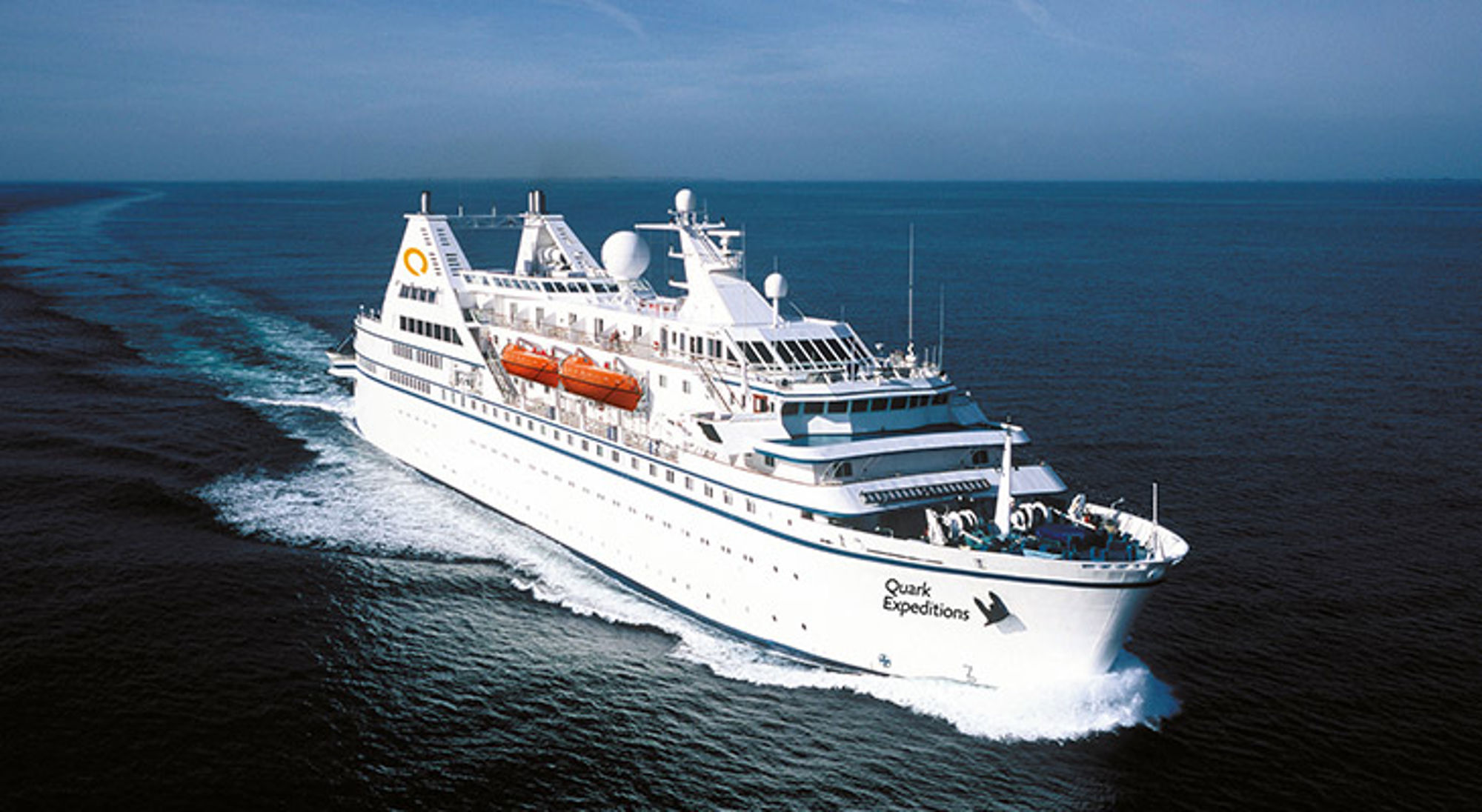 Wit expeditieschip van Quark Expeditions vaart op open zee.