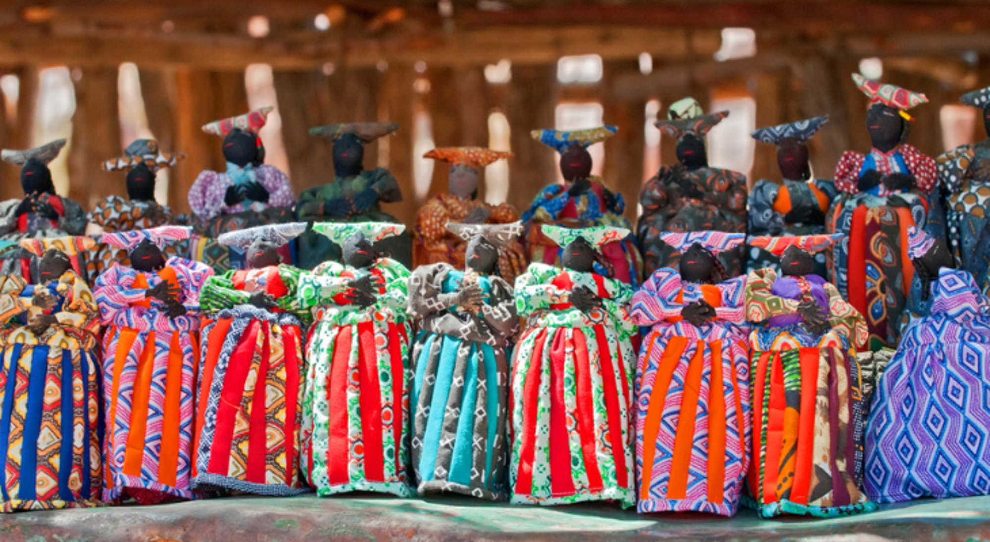 Herero poppen in Windhoek, Namibië Kleurrijke handgemaakte poppen als souvenirs op een markt in Namibië.
