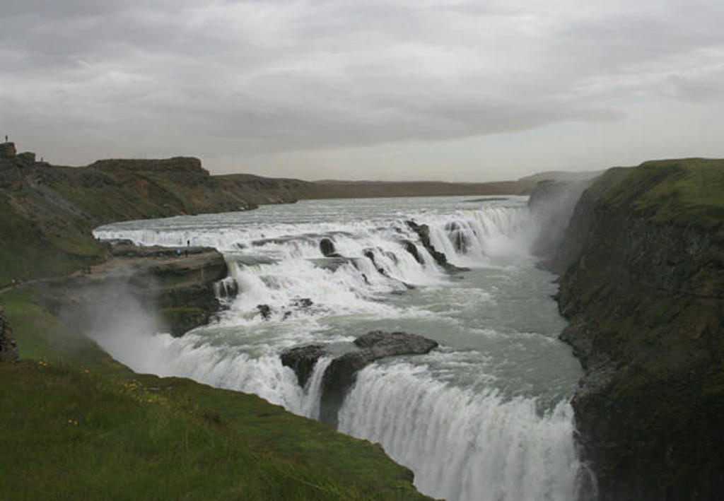 Gullfoss-waterval in IJsland met nevel boven de kloof, tijdens een familiereis IJsland.