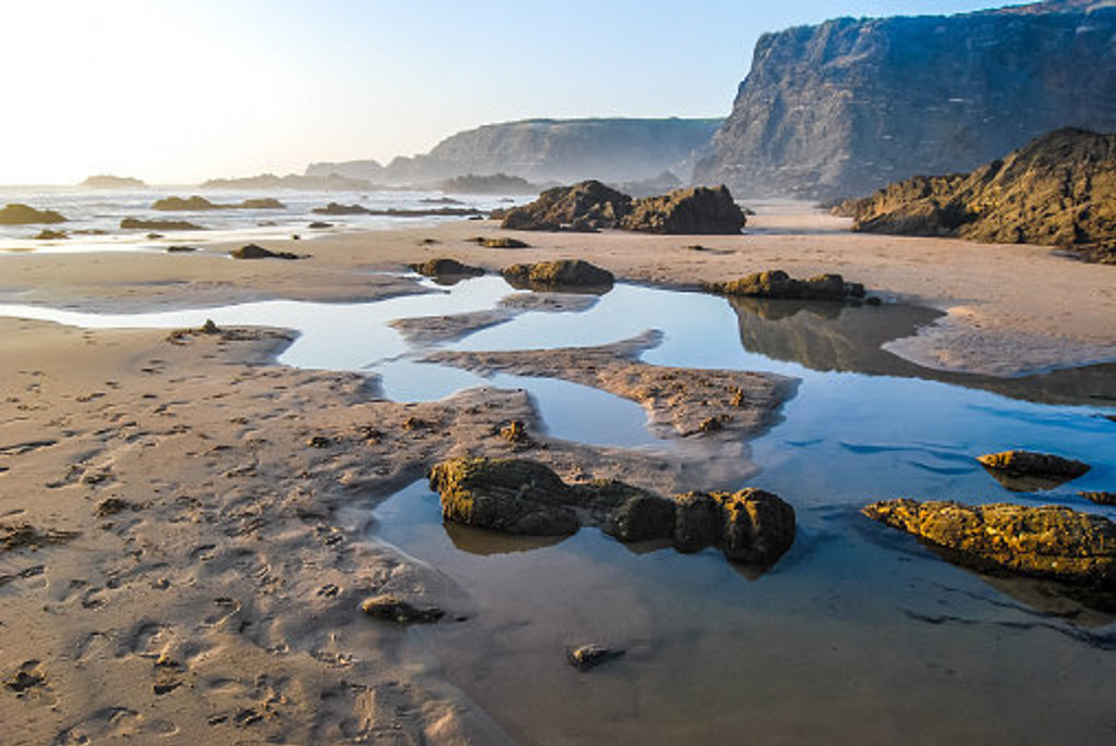 Rotsachtige kust en strand met getijdenpoelen aan de Costa Vicentina in Portugal, Alentejo en Algarve.