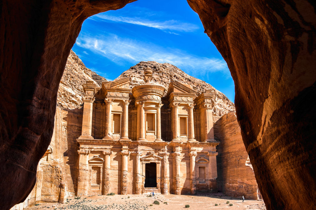 Het Klooster (Ad Deir) in Petra, Jordanië, gezien door een rotsopening.