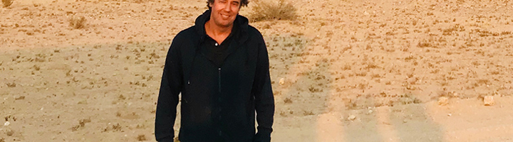 Reisbegeleider Arjen in een woestijnlandschap tijdens familiereizen in Afrika.