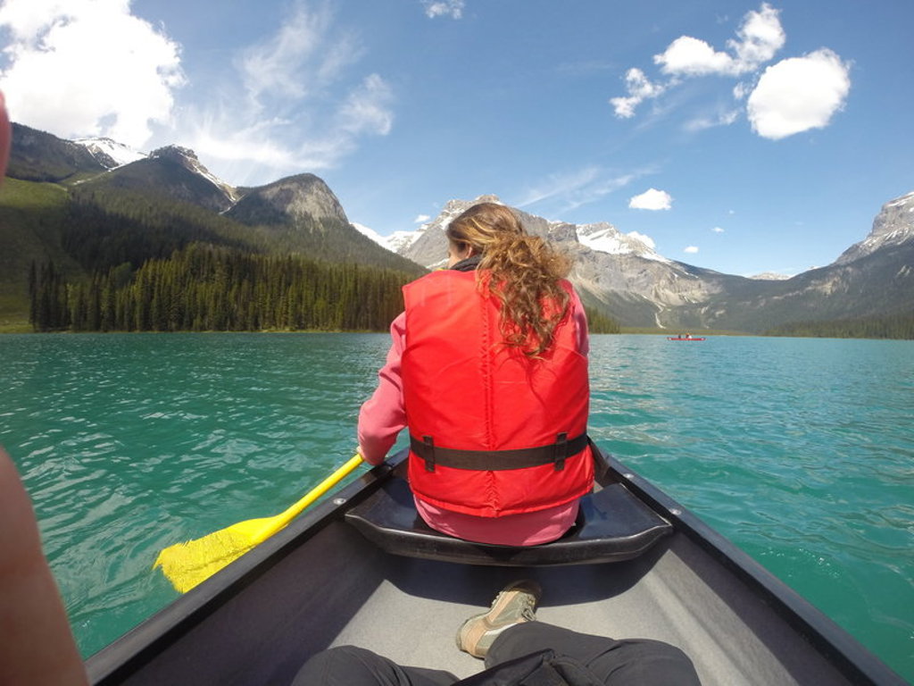 Kanotocht op turquoise bergmeer in Canada West tijdens groepsrondreis kampeer/hotel reis.