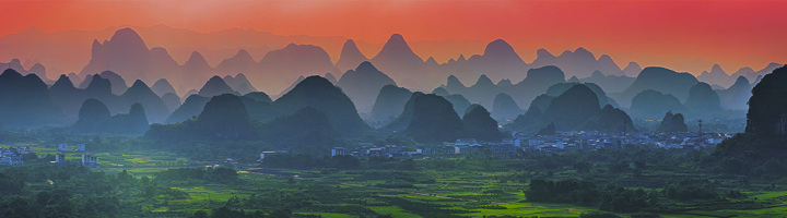 Karstbergen en rijstvelden in China bij zonsondergang.